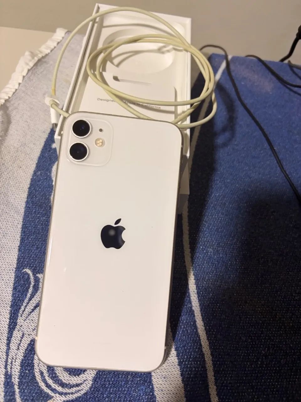 iPhone 11 branco, nunca foi aberto e com cabo USB original - Foto 3
