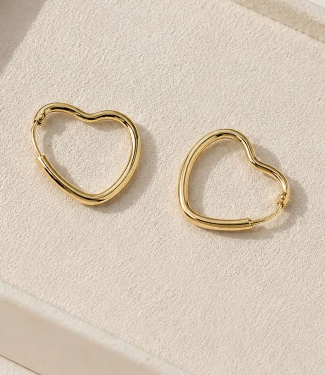Argola Coração M fio redondo Ouro 18k