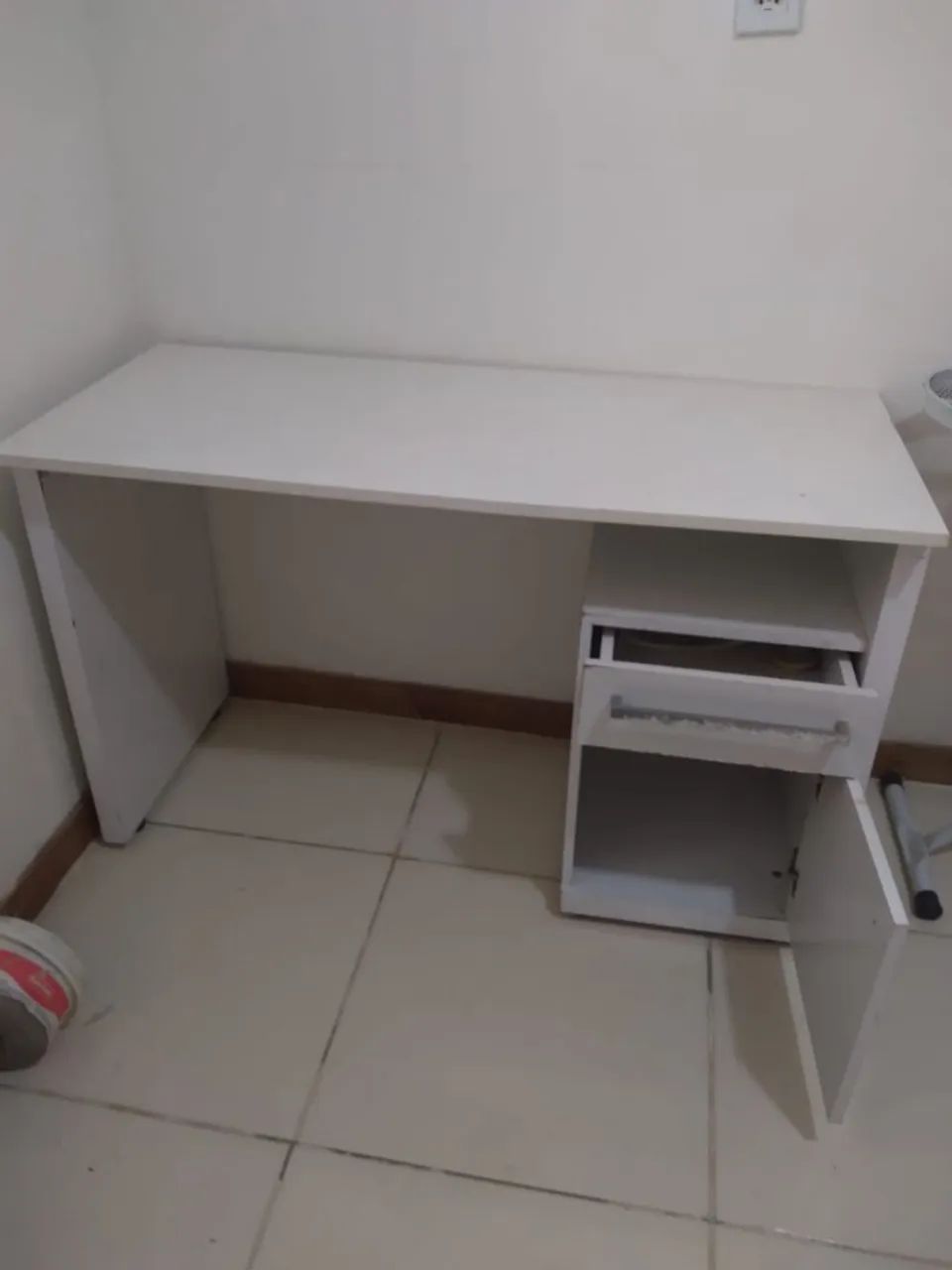 Escrivaninha para escritório.