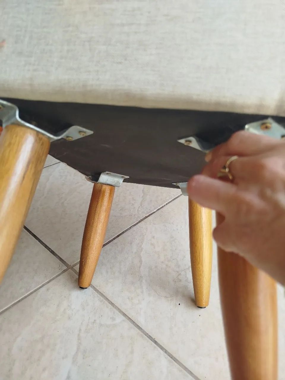 Poltrona Amamentação C/ Balanço Descanso  com Puff Linho Bege - Foto 5