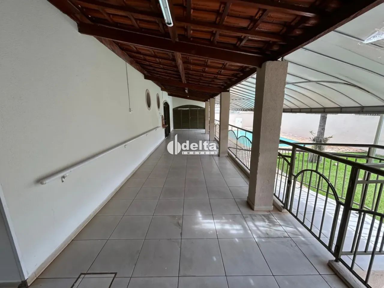 Casa comercial com 6 quartos disponível para vendas no Bairro Tabajaras em Uberlândia-MG. - Foto 4