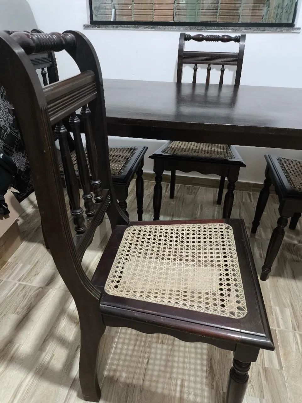 Mesa madeira com 4 cadeiras assento em palhinha  - Foto 3
