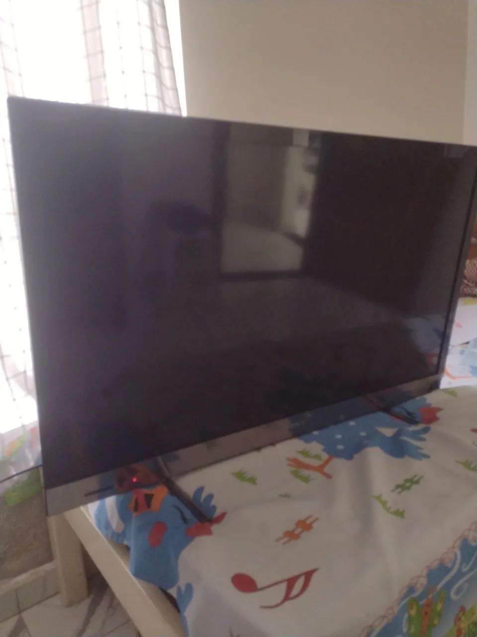 Vende-se uma televisão 42 polegadas smart , funcionando perfeitamente tem um pequeno def