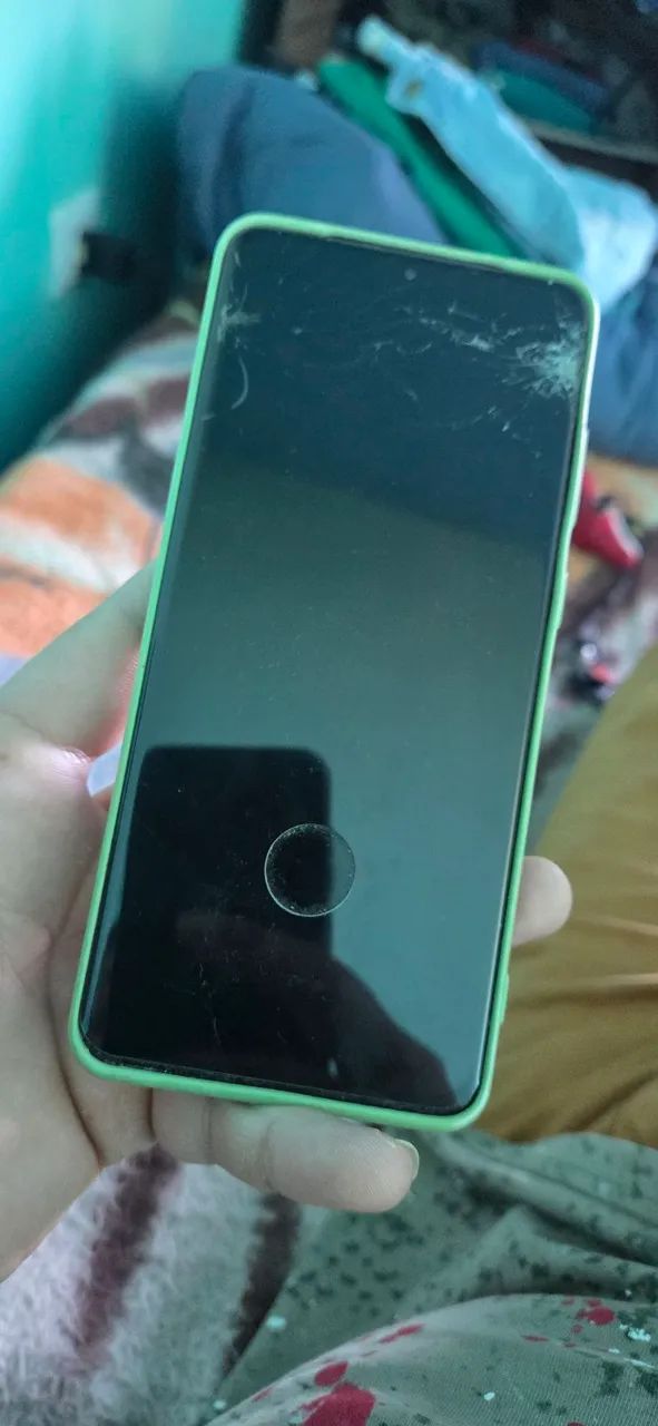 Celular s20 plus tela quebrada. 200$