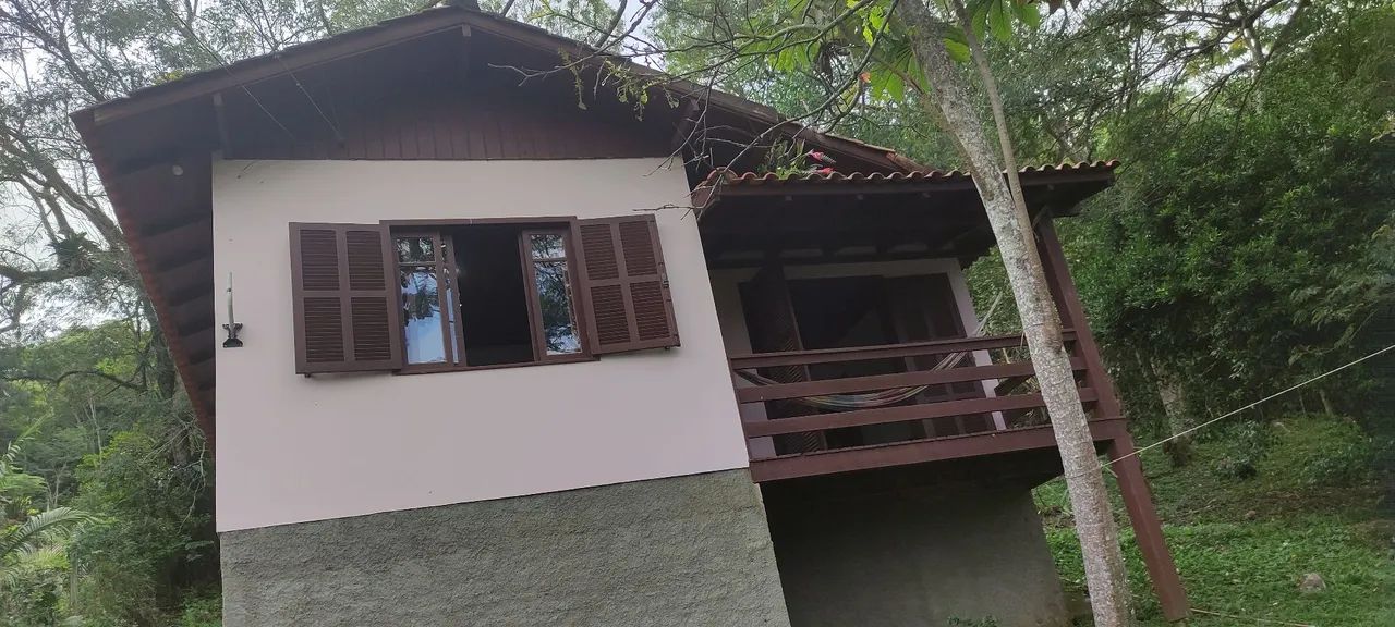 Alugo Casa simples em Garopaba (Ressacada) com terreno grande cheio de natureza