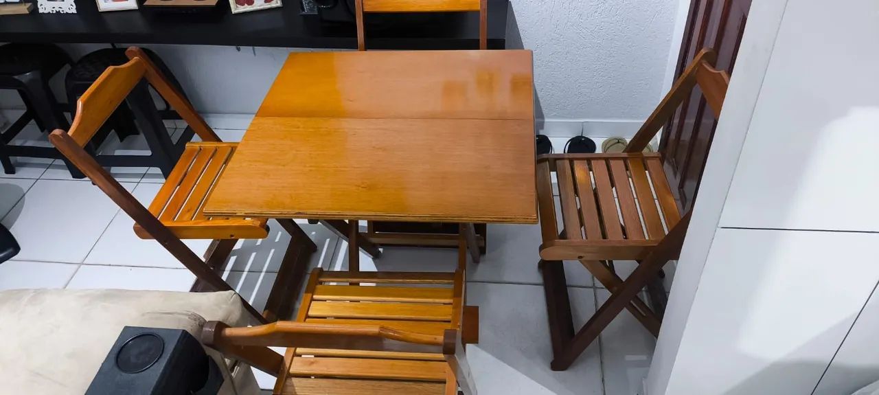 Jogo de mesa e cadeiras de madeira  - Foto 2