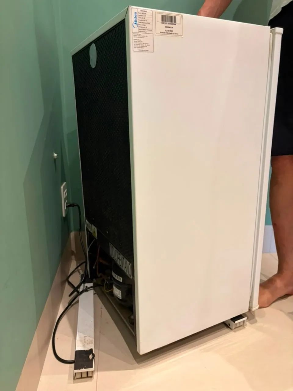 Frigobar Midea branco, 95 litros, perfeito - Foto 2