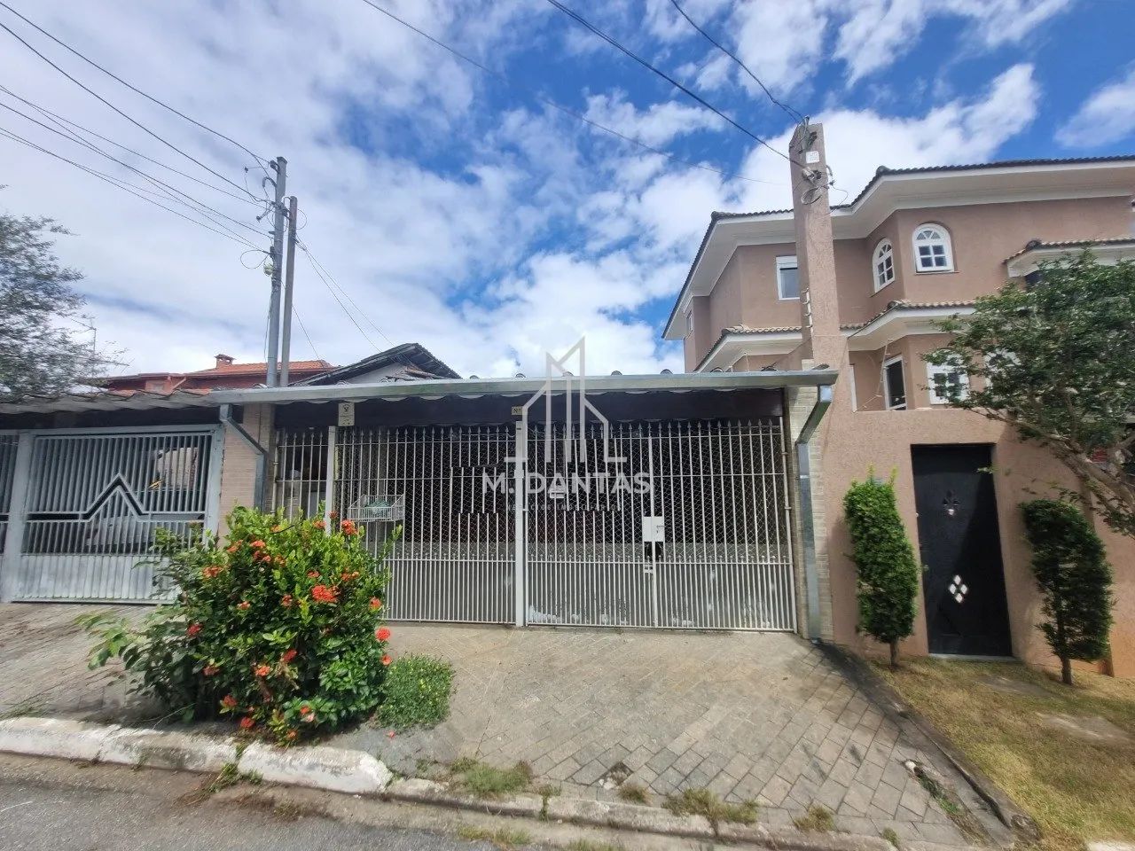 Casa em interlagos 02 quartos 02 vagas e quintal