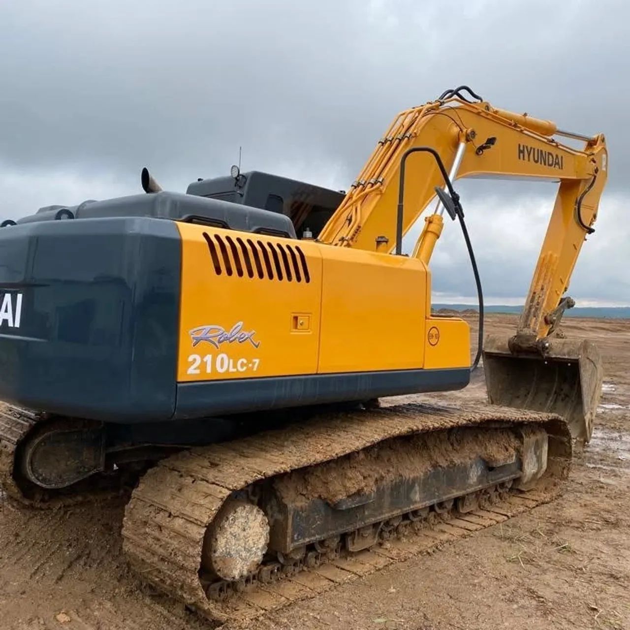 ESCAVADEIRA HIDRÁULICA HYUNDAI 210 ENTRADA+PARCELA
