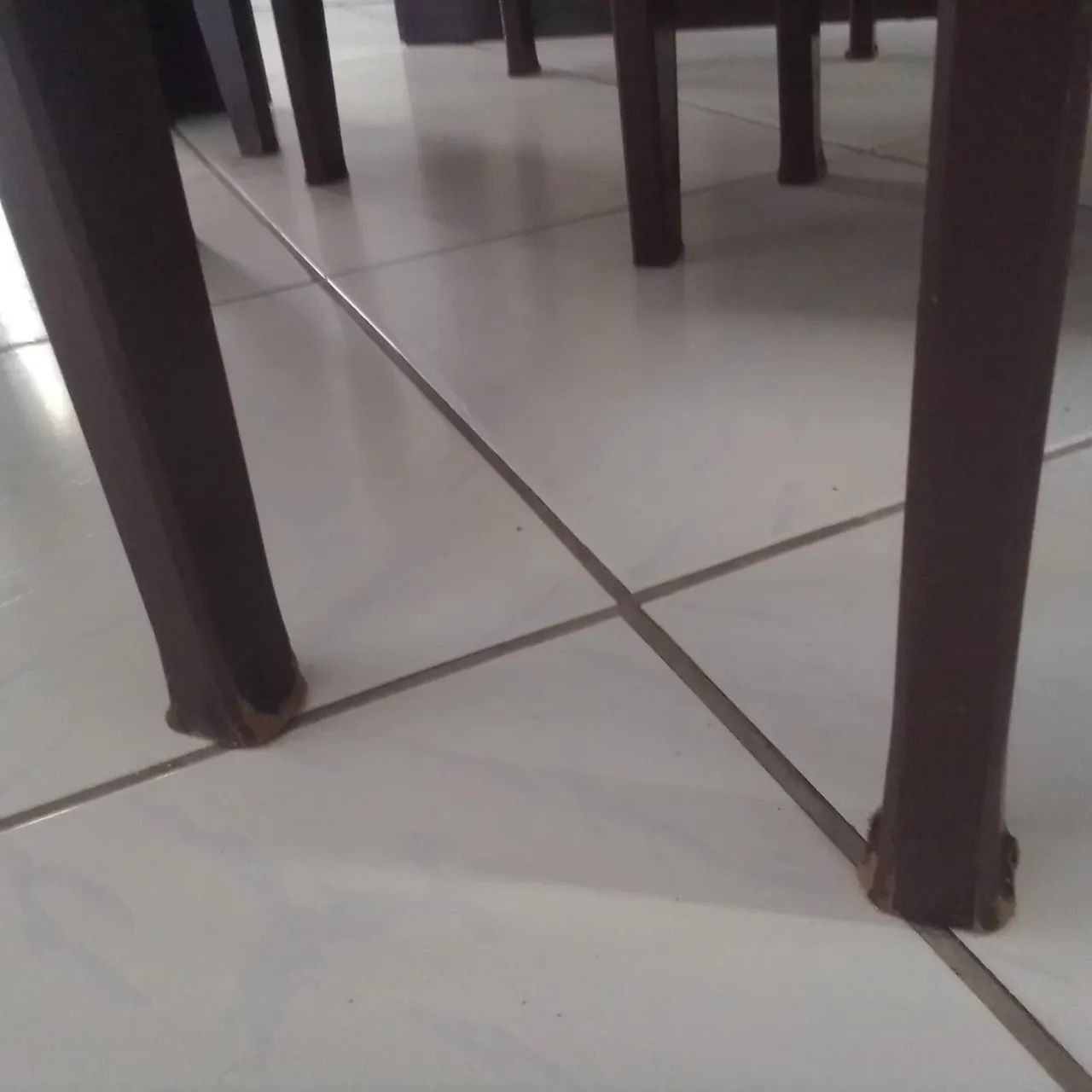 Mesa de madeira com 6 cadeiras  - Foto 4