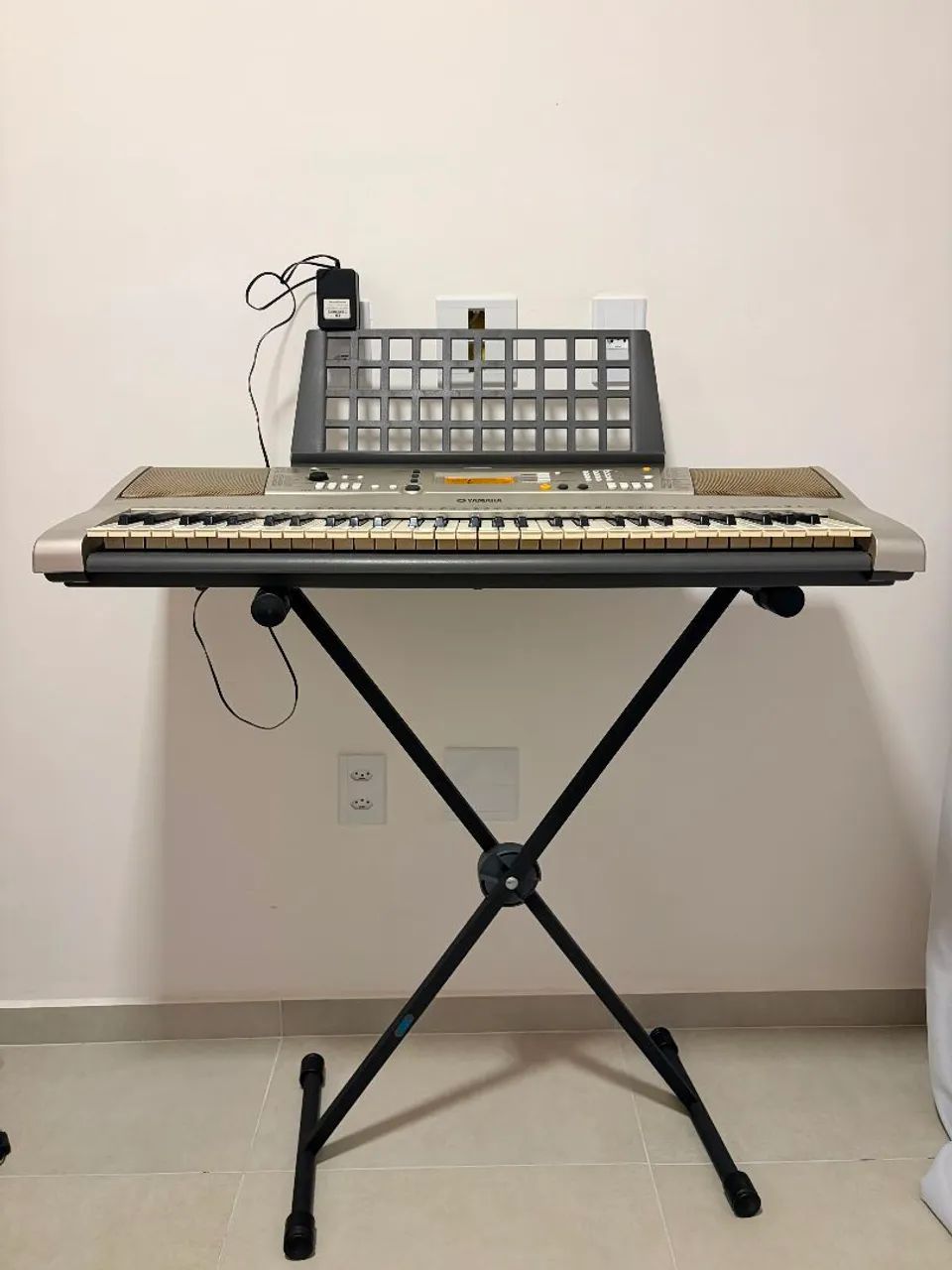 Um teclado musical modelo Yamaha PSR e313 - Foto 4