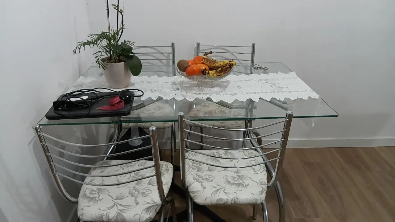 MESA COMPLETA COM 4 CADEIRAS