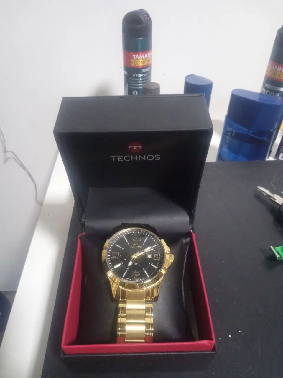 Relógio technos novo na caixa 50mts dourado fundo preto 