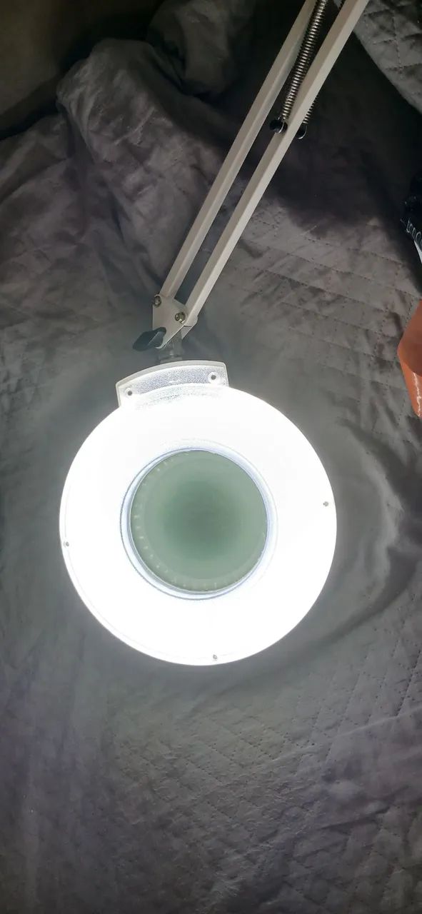 Lupa de mesa com luz de led