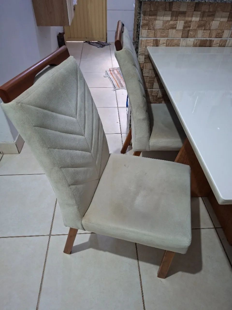 VENDO MESA 4 CADEIRAS - Foto 3