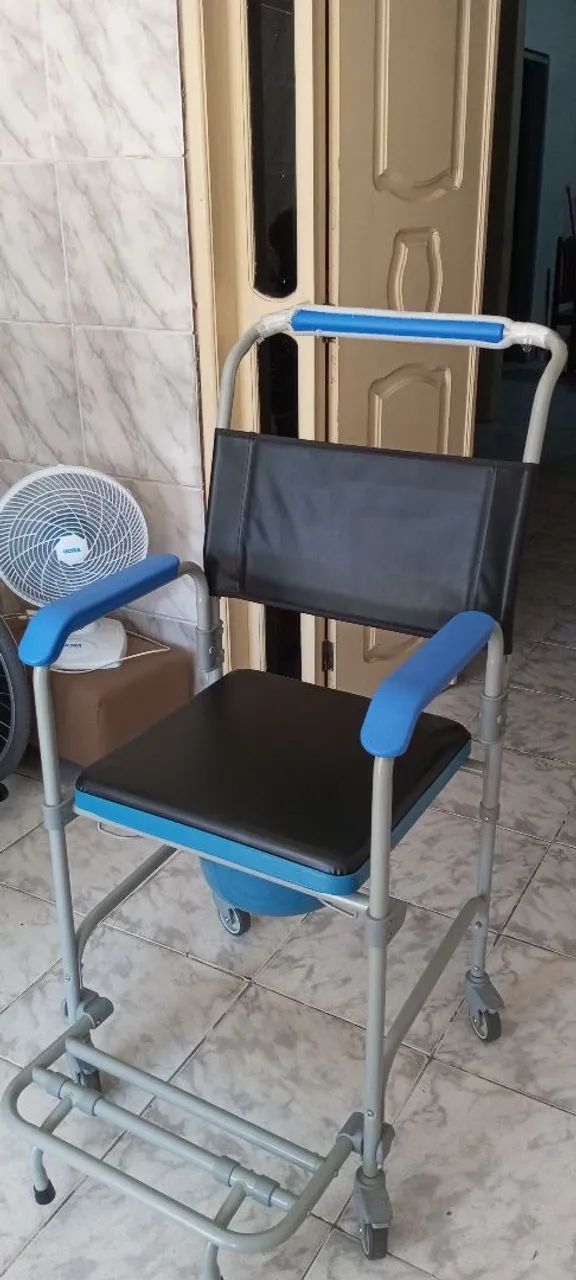CADEIRA DE BANHO E PARA DEFECAR . - Foto 3