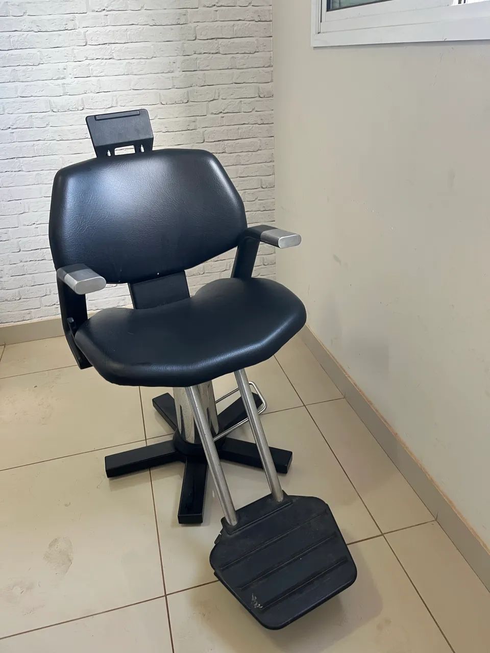Cadeira salão/ barbeiro em couro  - Foto 2