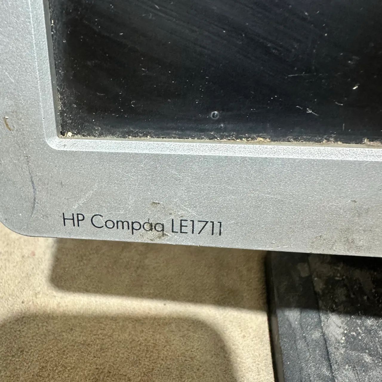 Monitor HP Compaq LE1711 usado com marcas de uso acompanha a base 