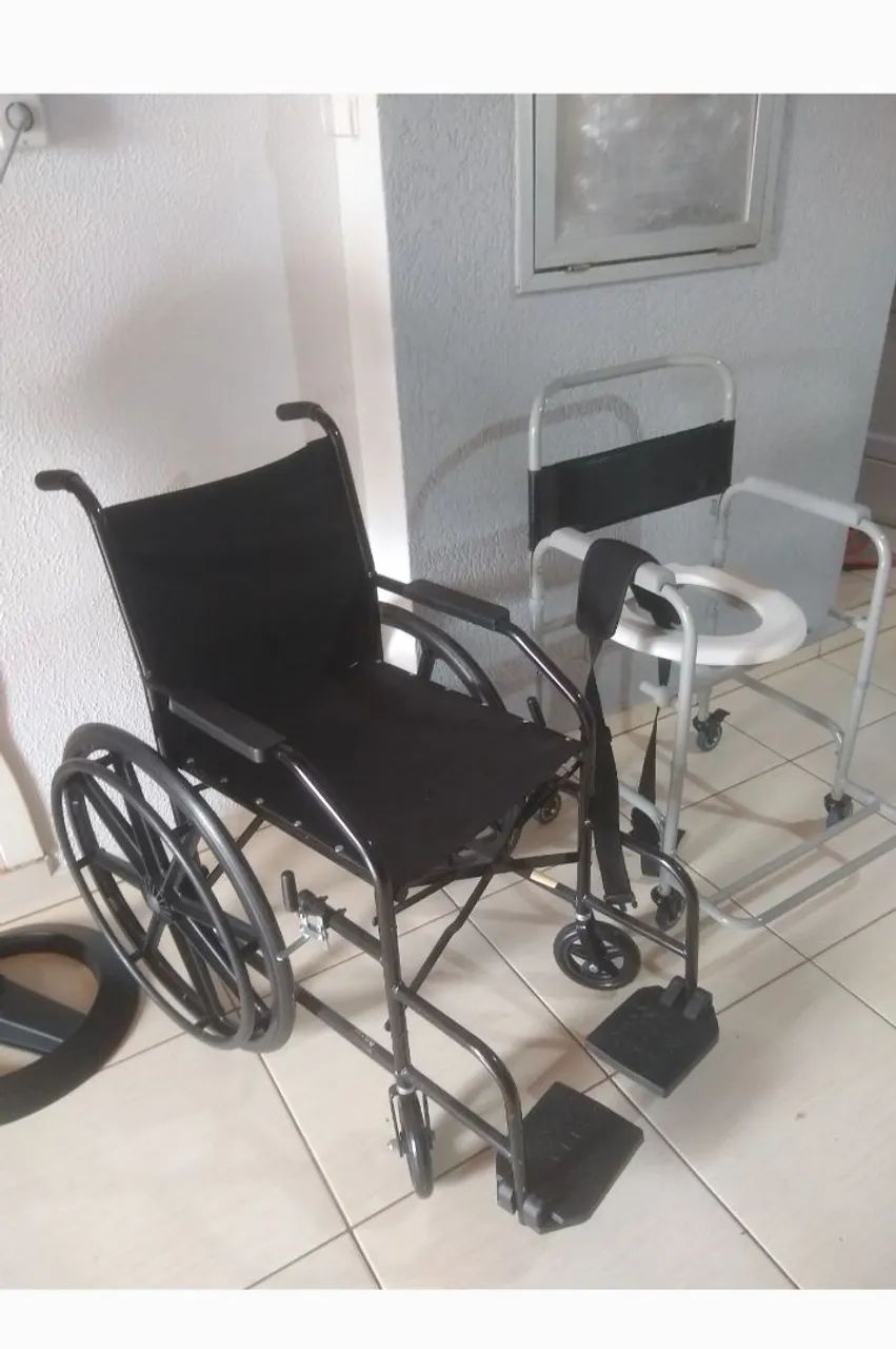 Cadeira de rodas e cadeira de banho 