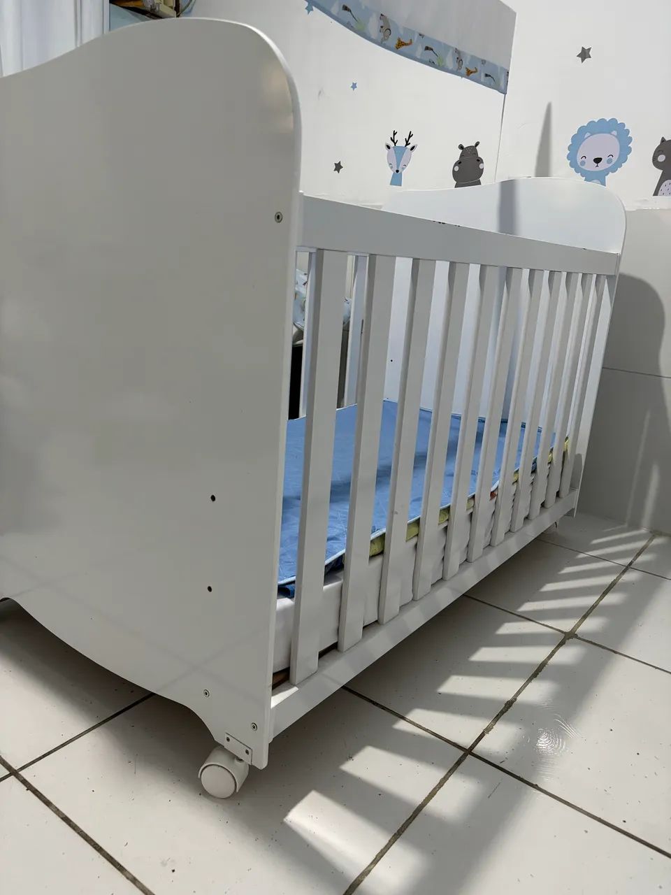 Berço infantil branco com rodinhas e colchão impermeável  - Foto 5