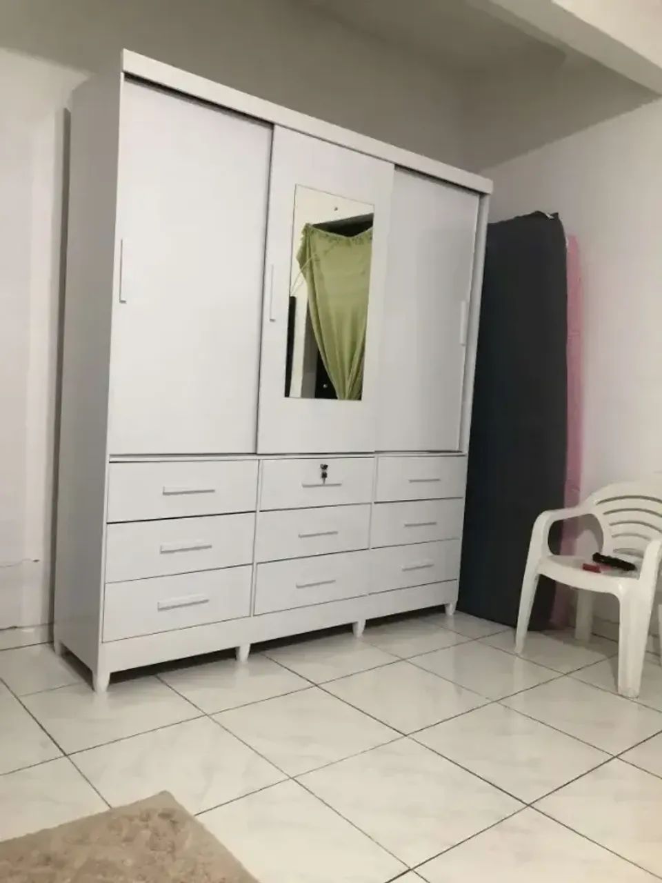 Guarda roupa com 3 portas de correr e 9 gavetas - Foto 2