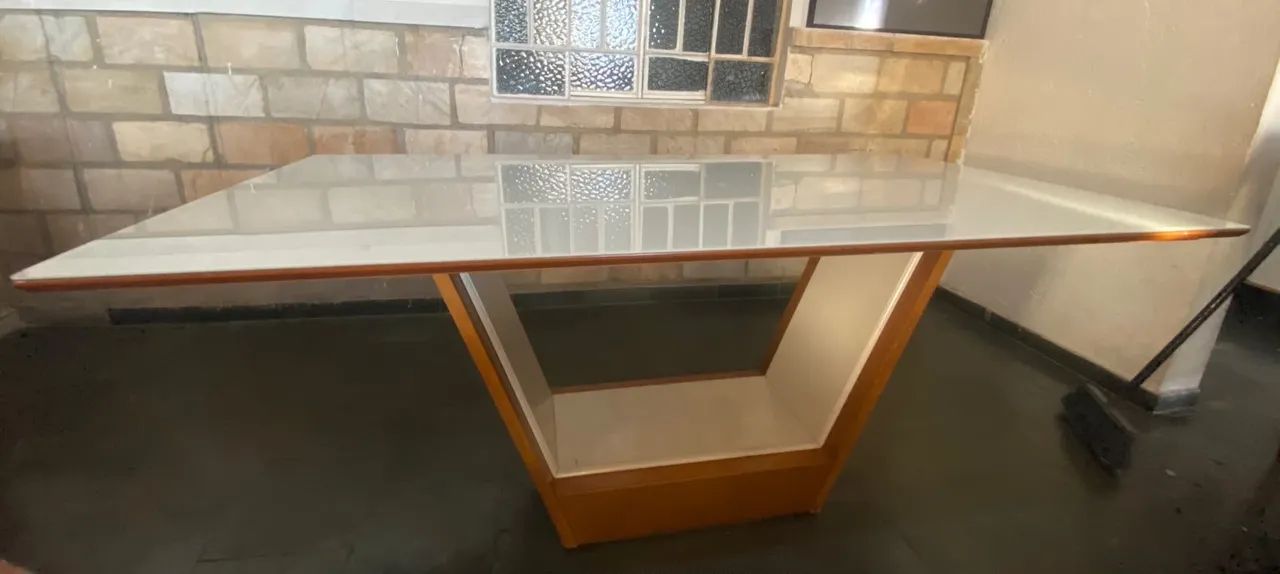 Mesa semi nova de vidro com oito cadeiras. - Foto 4