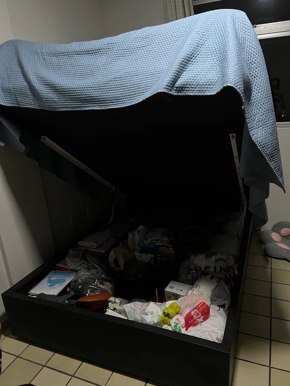 Cama de casal com baú