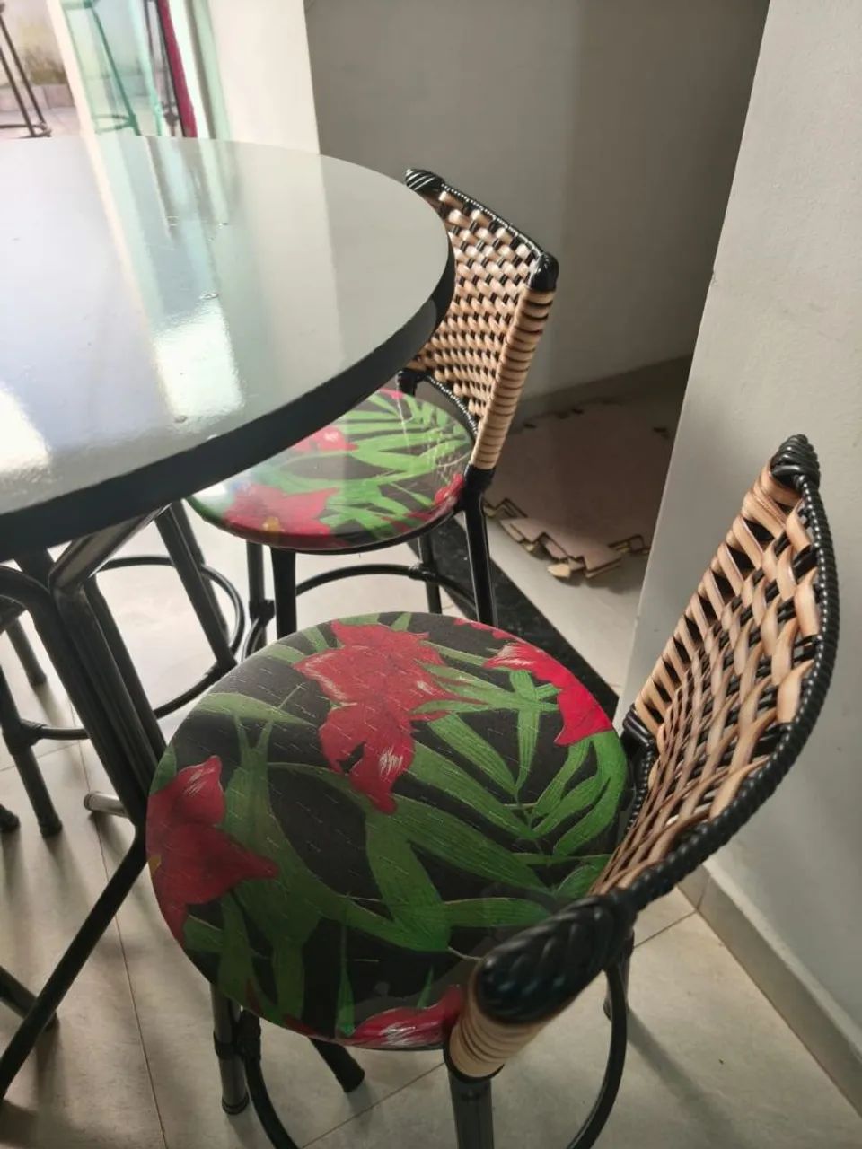 MESA COM 4 CADEIRAS - Foto 3