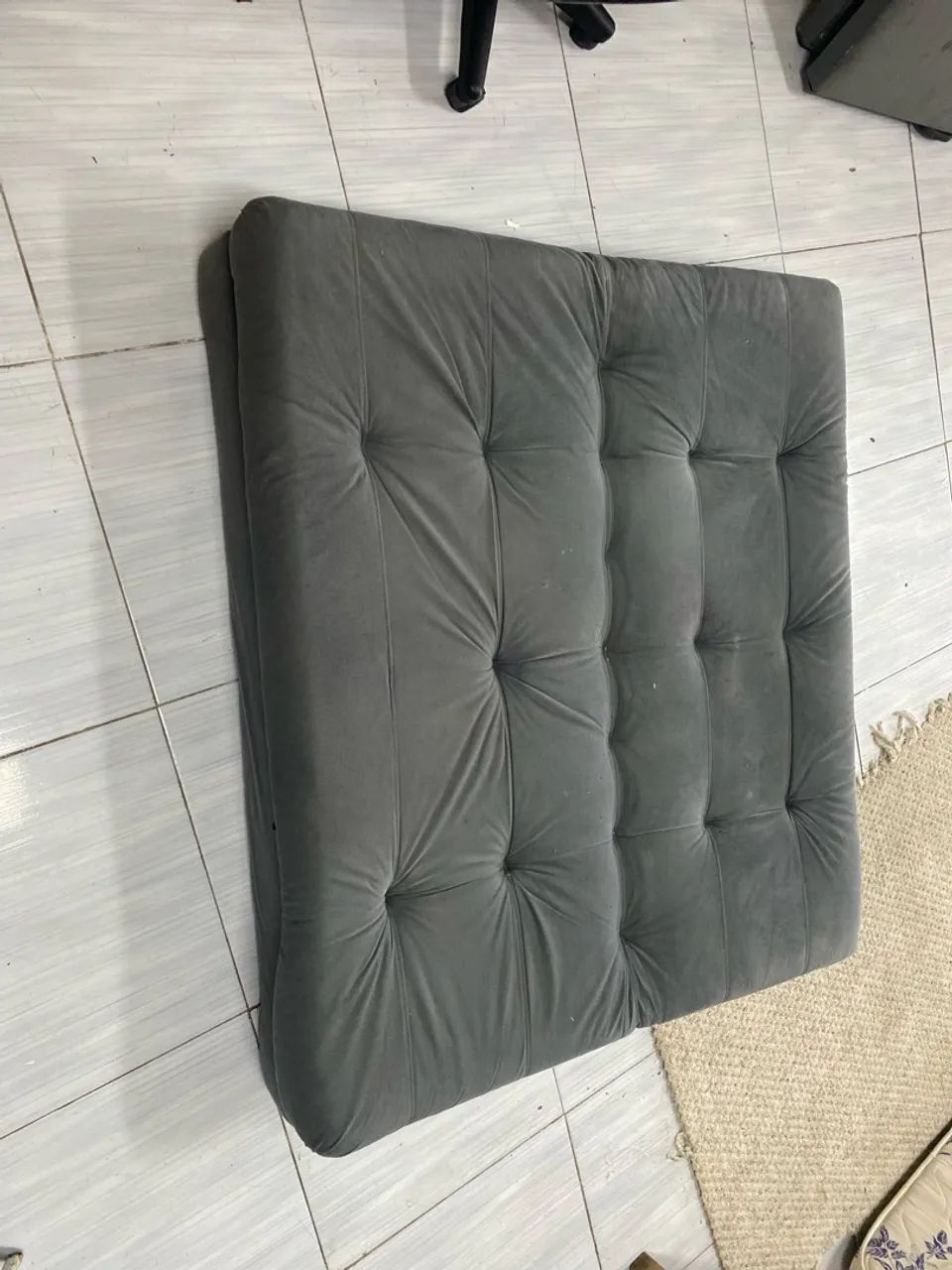Sofá-Cama 2 Lugares Cinza Estofado - Confortável e Conservado - Foto 3