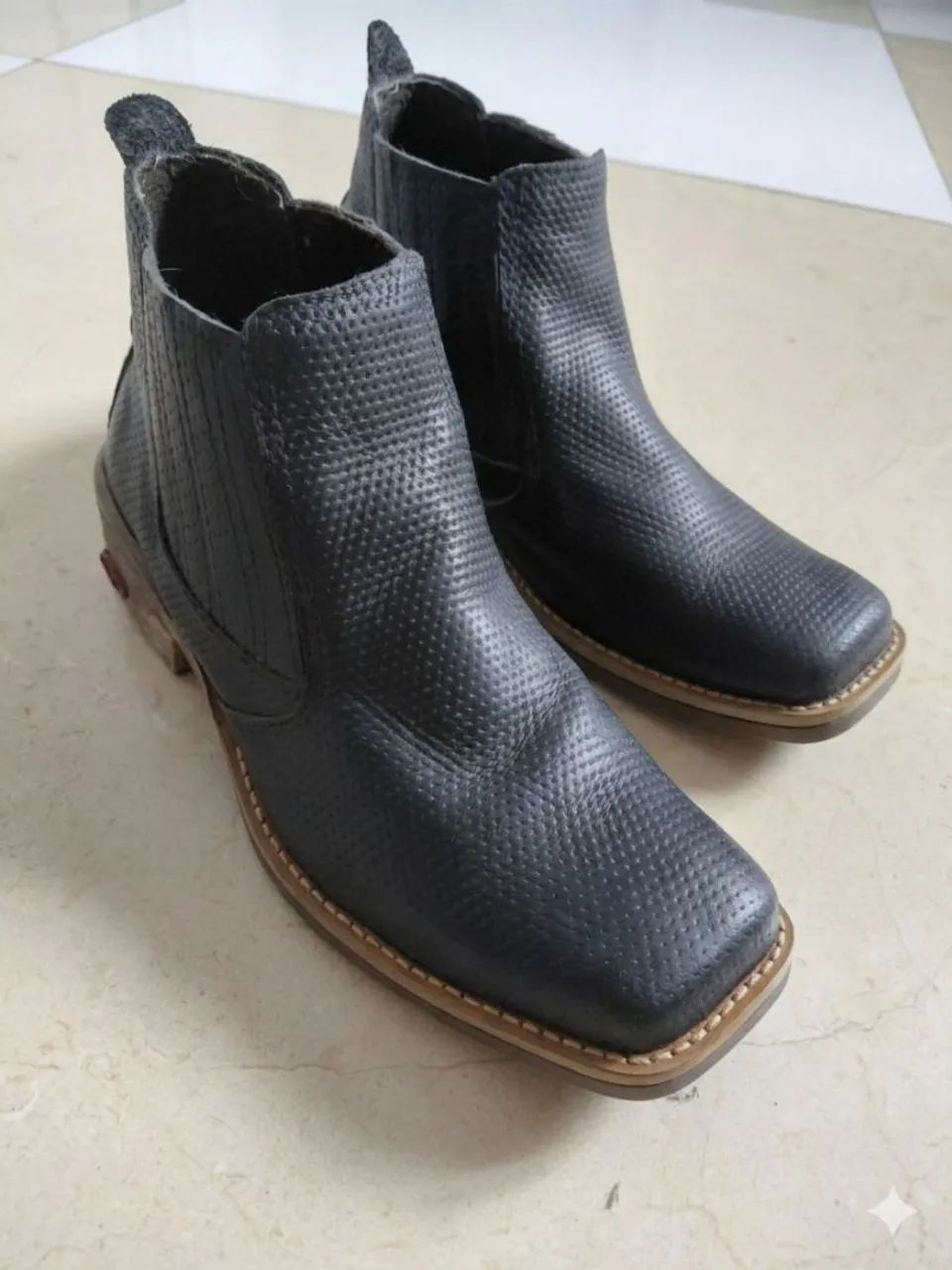 Bota ponta quadrada