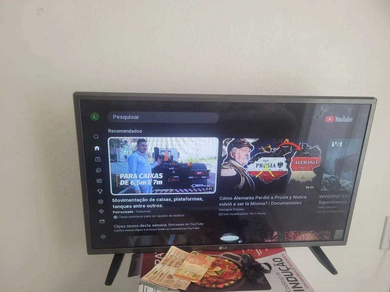 Vendo Smart TV LG de 32 polegadas, usada, mas funcionando bem.