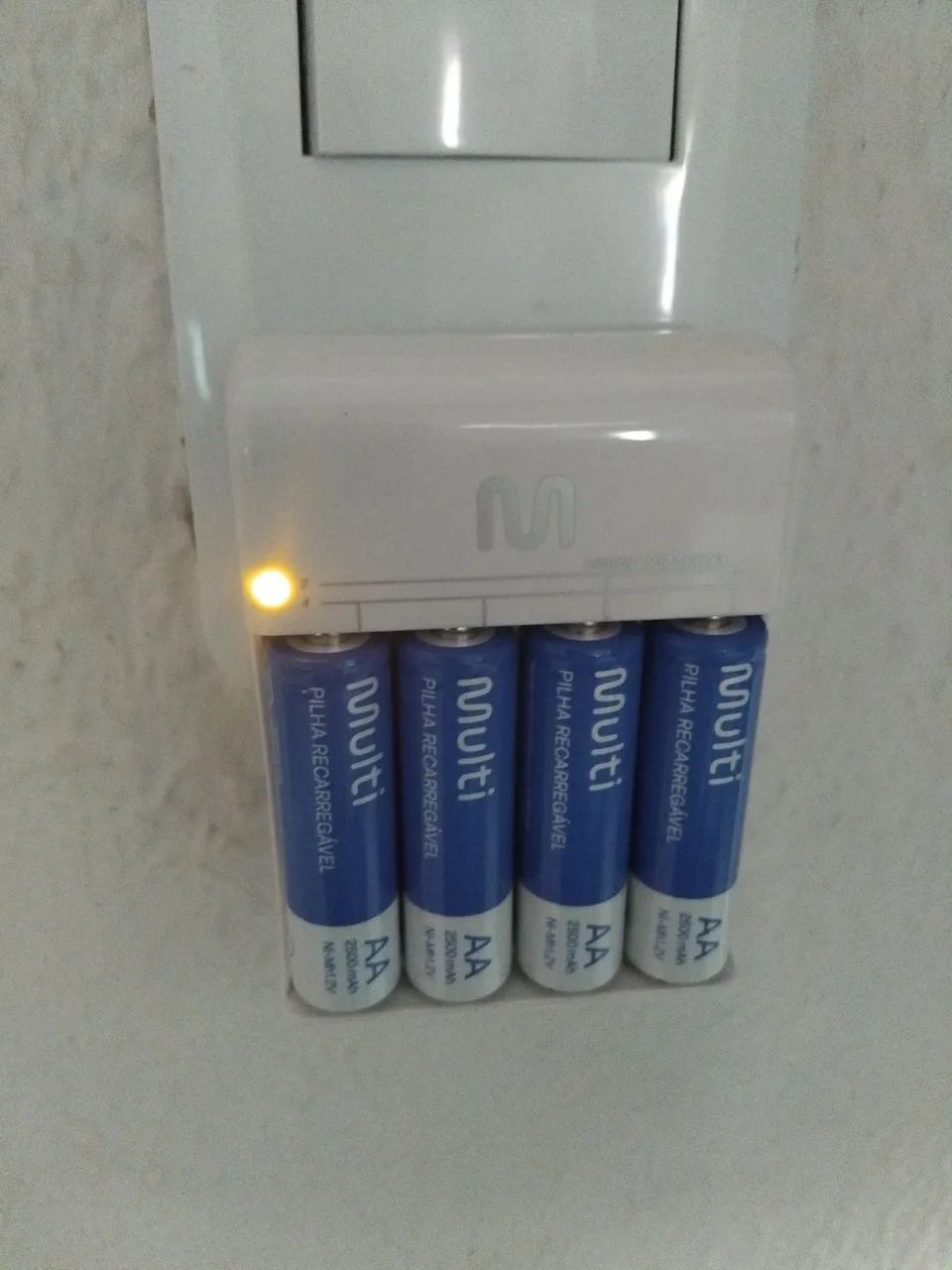 Carregador com 4 pilhas Multi AA/AAA bivolt - Novo - Foto 3