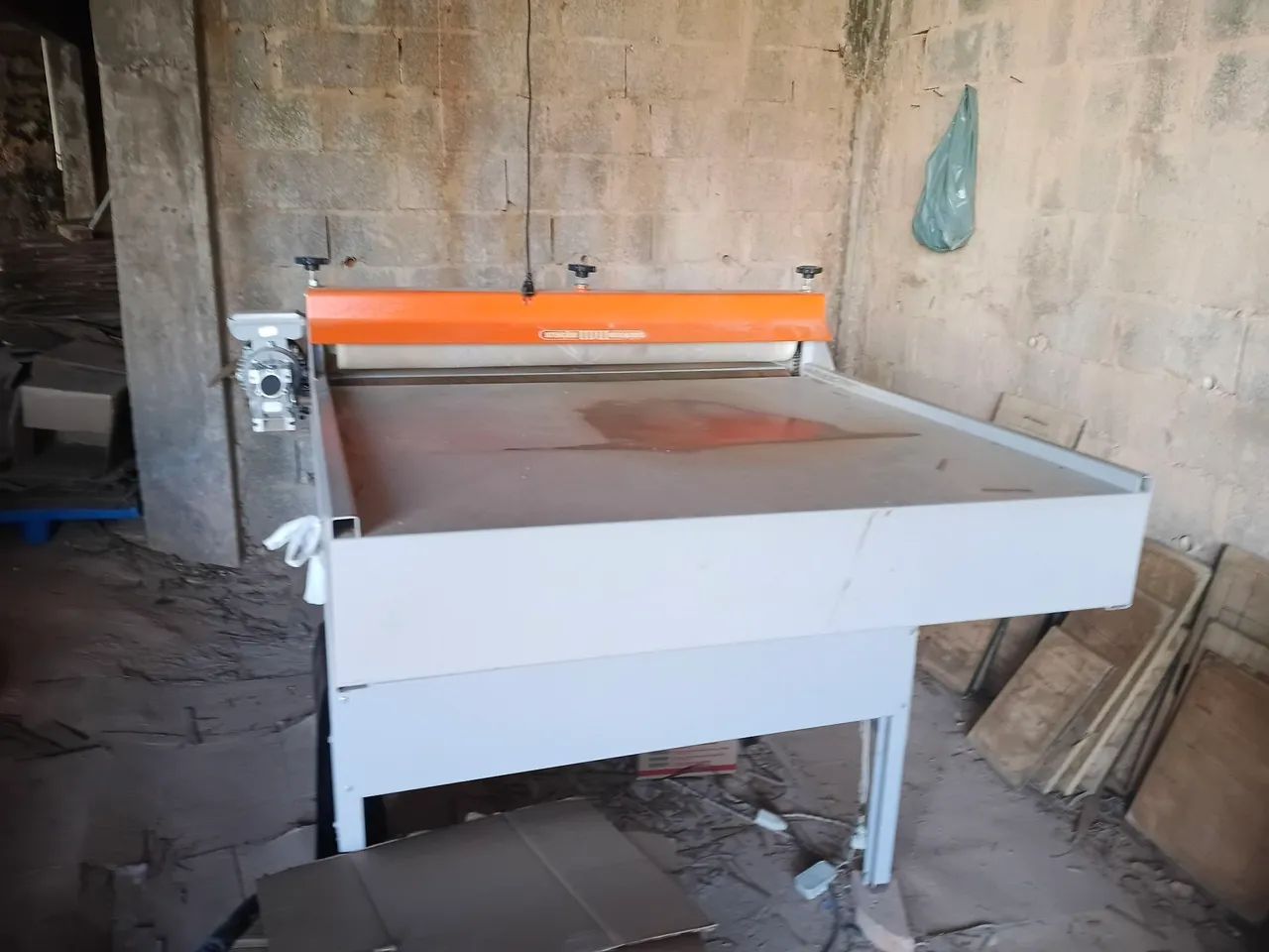 Maquina de corte e vinco mais facas