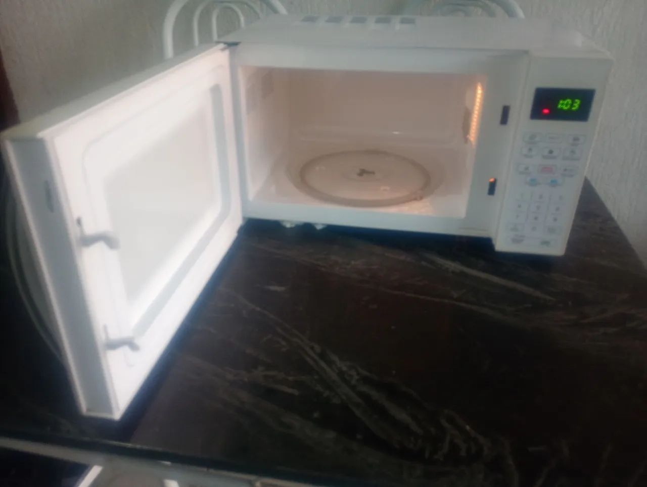 Microondas Philco 25 litros funcionando perfeitamente  - Foto 4