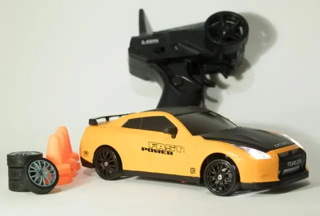 Carrinho de controle remoto recarregável Nissan GTR Drift tração nas quatro  rodas brinquedo presente