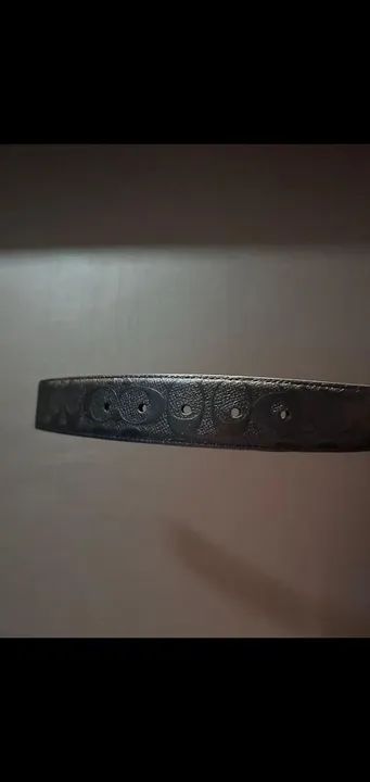 Cinto Coach de couro com estampa em relevo - Foto 3