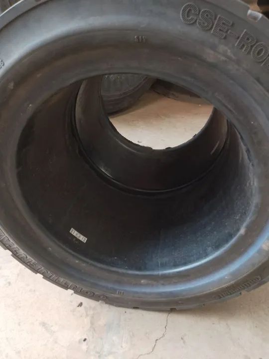 Vende-se 2 pneus usados maciço na medida 355/45-15 ou 28x12.5-15  - Foto 4