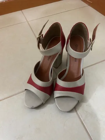 Sandália vermelha e branco