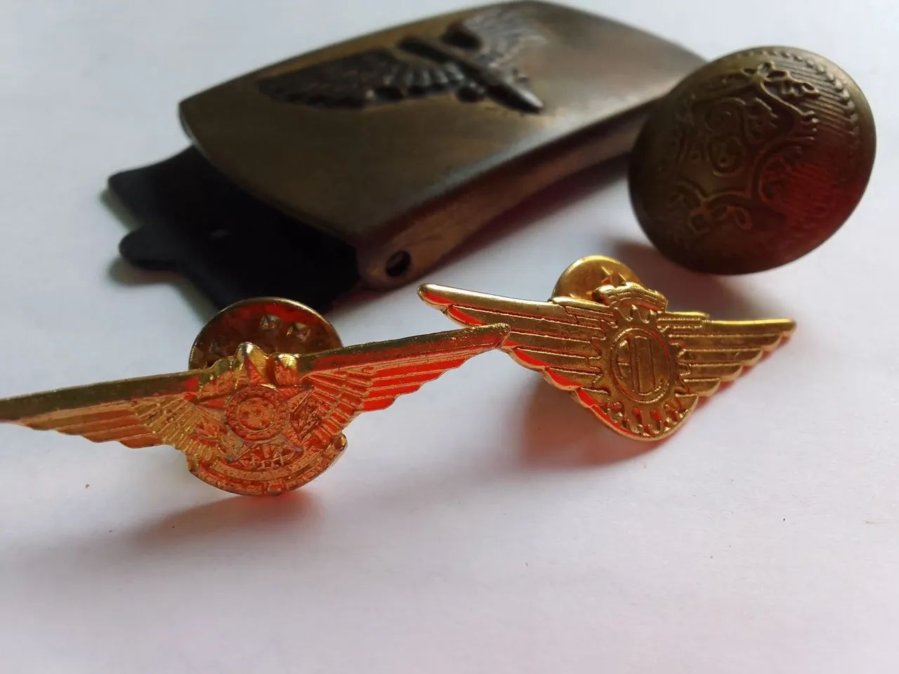 conjunto breves aeronáutica com asas e fivela e botão de casaco militar - Foto 2