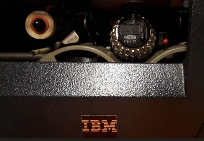 Máquina de Escrever elétrica IBM 82C - Foto 2