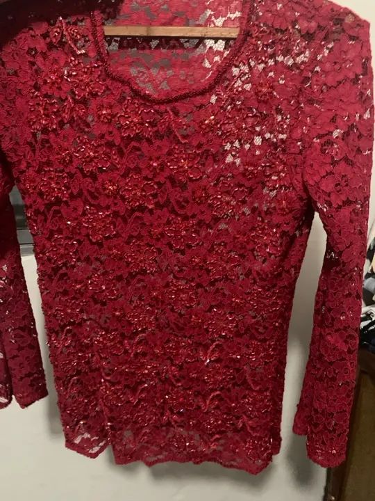 Blusa de Renda e saia estilo sereia Bordadas  com Pedrarias Vermelhas - Foto 4