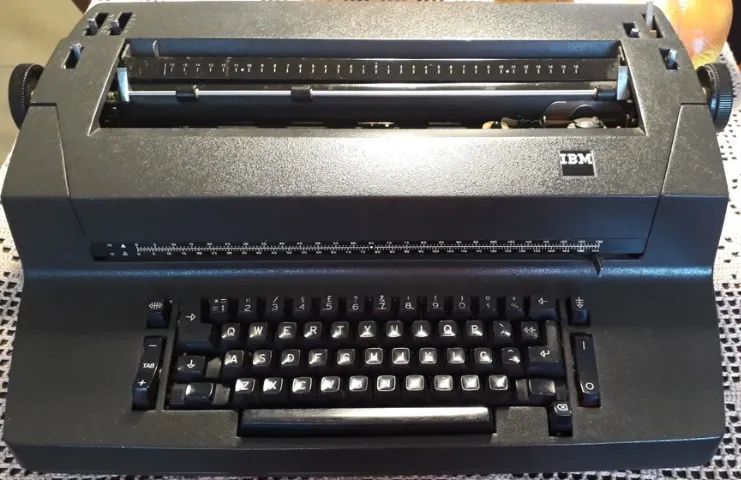 Máquina de Escrever elétrica IBM 82C
