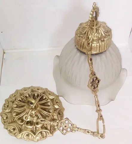 um lustre pendente em bronze