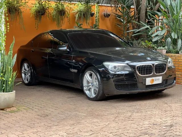 BMW 750i M Sport 2012 V8 Bi-Turbo com 50.000 Km Impecável, financiamos!