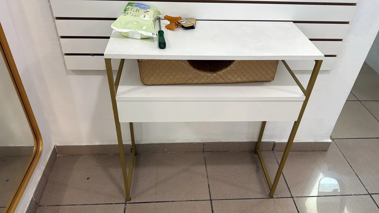 Mesa Escritório/Aparador com Detalhes Dourados