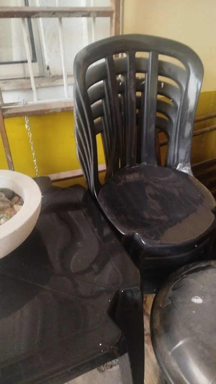 Conjunto de Mesas Plásticas Pretas