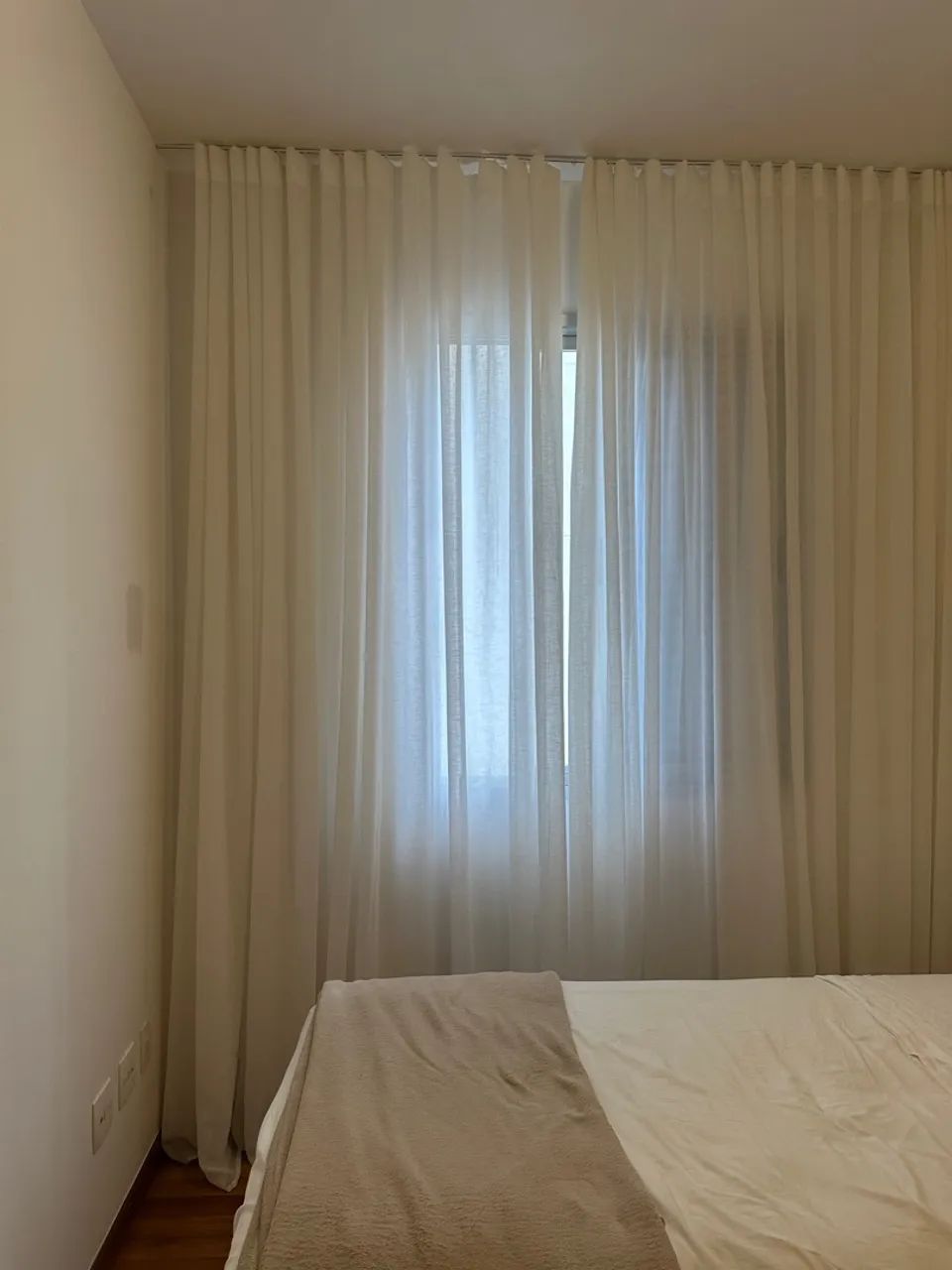 Cortinas de linho branco 