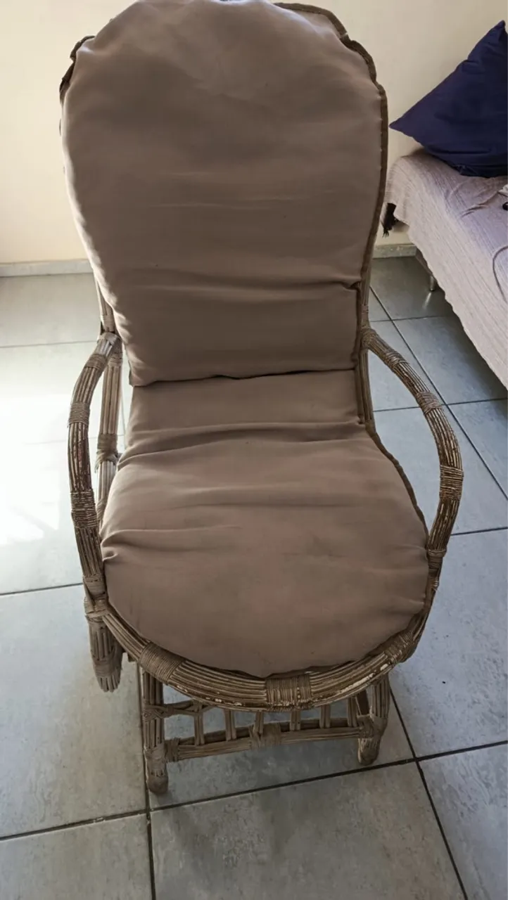 Poltrona de balanço em vime com almofadas