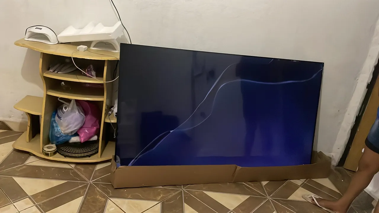 TV Tela quebrada - quem se interessar passo barata pra retirada de peças