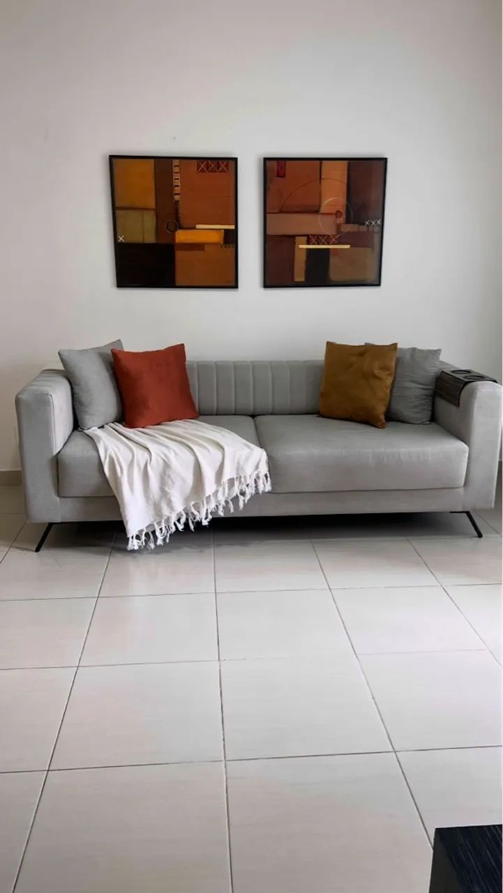 Sofá seminovo minimalista